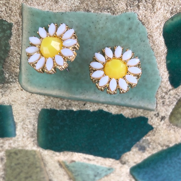NWT Daisy Flower Stud Fashion Earrings - Picture 3 of 7